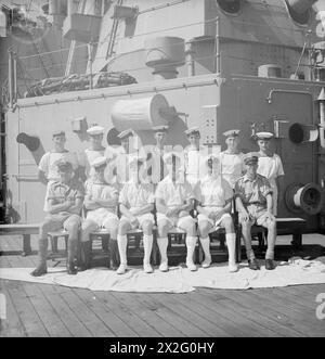 L'equipaggio della HMS Suffolk, in servizio con la Eastern Fleet dell'ammiraglio James Somerville, è raggruppato per città natale a Trincomalee il 12 dicembre 1943 per scopi di registrazione e organizzazione. Foto Stock