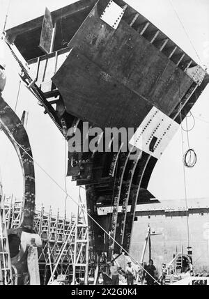 COSTRUZIONE NAVALE NEI CANTIERI NAVALI KAISER negli Stati Uniti DURANTE LA SECONDA GUERRA MONDIALE - trasferimento di una sezione dopo il picco di una nave Liberty in costruzione presso il cantiere numero due della Richmond Shipbuilding Corporation a Richmond, California Foto Stock