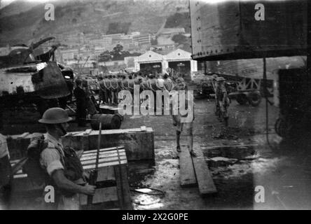 AZIONE DEL PESCHERECCIO HM LADY SHIRLEY CON U-BOAT TEDESCO. SETTEMBRE 1941, A BORDO DELLA HMT LADY SHIRLEY, DURANTE E DOPO L'AZIONE. UN GRANDE U-BOAT TEDESCO SI ARRESE A SEGUITO DELL'AZIONE DI LADY SHIRLEY. IL PESCHERECCIO ERA DI PATTUGLIA QUANDO L'U-BOAT FU AVVISTATO IN SUPERFICIE. L'U-BOOT SI TUFFÒ IMMEDIATAMENTE E IL PESCHERECCIO ATTACCÒ CON CARICHE DI PROFONDITÀ. QUESTI COSTRINSERO IL SOTTOMARINO IN SUPERFICIE, E FU SUBITO INGAGGIATA DALLE MITRAGLIATRICI E DALLE 4' DI LADY SHIRLEY. DOPO ESSERE STATO COLPITO DA DIVERSI PROIETTILI DA 4', L'EQUIPAGGIO DELL'U-BOOT SI ARRESE. L'U-BOAT AFFONDÒ. LADY SHIRLEY RAGGIUNSE GIBILTERRA CON 44 Foto Stock