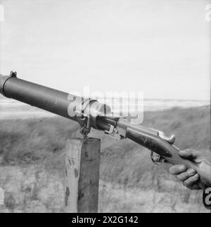 I MEMBRI DELLA ROYAL MERCHANT NAVY A SPARARE DURANTE IL LORO CORSO ANTIAEREO GUNNERY. 1941 - Un cannone da tiro utilizzato nel raggio d'azione dalla Marina Mercantile durante il loro addestramento come cannoniere antiaereo Foto Stock