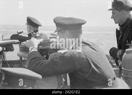 CACCIATORPEDINIERE IN MARE E IN ESERCIZIO. AGOSTO 1940, A BORDO DELLA HMS KELVIN. - Il capitano sul ponte Foto Stock