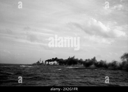 A BORDO DEL DESTROYER HMS RACEHORSE MENTRE LA FLOTTA ORIENTALE STAVA TORNANDO DAL BOMBARDAMENTO DI SABANG. DAL 25 AL 27 LUGLIO 1944, IN MARE AL LARGO DI SABANG. - L'incrociatore HMS CUMBERLAND che fa fumo Foto Stock