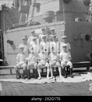 I membri dell'equipaggio della HMS Suffolk, in servizio con la Eastern Fleet dell'ammiraglio Somerville, sono raggruppati per città natale a Trincomalee il 12 dicembre 1943, illustrando l'organizzazione del personale a bordo dell'incrociatore. Foto Stock
