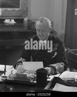 IL PRIMO SIGNORE DEL MARE. MARZO 1944, AMMIRAGLIATO. IL PRIMO SIGNORE DEL MARE E CAPO DI STATO MAGGIORE DELLA MARINA, AMMIRAGLIO DELLA FLOTTA SIR ANDREW BROWNE CUNNINGHAM, BART, GCB, DSO E DUE BAR, NEL SUO UFFICIO PRESSO L'AMMIRAGLIATO. - , Foto Stock