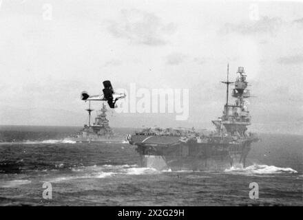 LA PORTAEREI BRITANNICA HMS ARGUS IN SERVIZIO DI GUERRA. 1 APRILE 1942, A BORDO DELLA HMS ARGUS. - Un Fairey Albacore che si prepara ad atterrare sul ponte di volo della HMS EAGLE con la HMS MALAYA sullo sfondo Royal Navy, EAGLE (HMS), portaerei (1918) Foto Stock