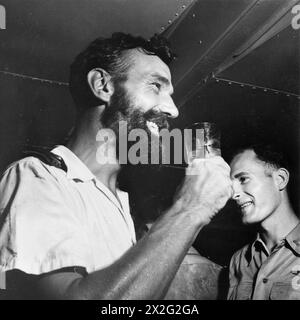 Nel giugno 1944 la HMS Illustrious ospitò l'Air Group 12 a bordo della USS Saratoga in India e Ceylon mentre si preparava per le operazioni nell'Asia orientale, compreso il raid pianificato su Sabang il 19 aprile. Foto Stock