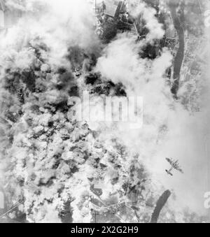 Una fotografia aerea verticale mostra un Avro Lancaster che vola sopra il fiume Oise durante un attacco a un deposito di bombe volanti in cave a Trossy St Maximin, a nord di Parigi, tra il 1942 e il 1945. Foto Stock