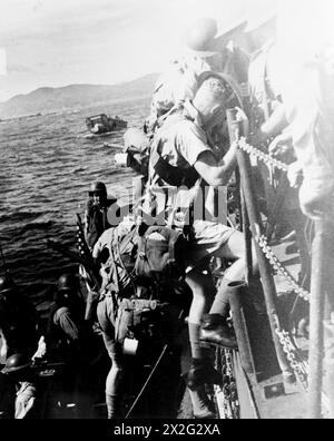Il 30 agosto 1945 alle 9:45 i Royal Marines britannici e il personale navale sbarcarono dalla USS Sims nella baia di Tokyo. Erano basati su cacciatorpediniere statunitensi prima dello sbarco. Foto Stock