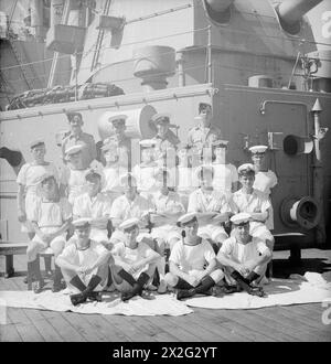 Il 12 dicembre 1943, i membri dell'equipaggio della HMS Suffolk, un incrociatore della Eastern Fleet dell'ammiraglio Somerville, sono raggruppati per città o distretto a Trincomalee. Foto Stock