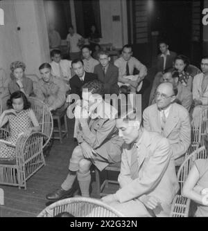 Una fotografia in bianco e nero di Cecil Beaton dal suo tour del 1943-1944 in India, Birmania e Cina, che cattura scene dell'Asia in tempo di guerra. L'immagine riflette il ruolo di Beaton come fotografo ufficiale del Ministero dell'informazione britannico durante la seconda guerra mondiale Foto Stock