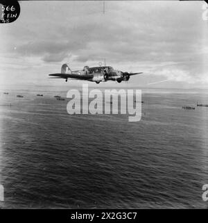 COMANDO COSTIERO DELLA ROYAL AIR FORCE, 1939-1945. - Un Avro Anson Mark i del No. 48 Squadron RAF in volo, scortando un convoglio Atlantico della Royal Air Force, Royal Air Force Regiment, Sqdn, 48 Foto Stock