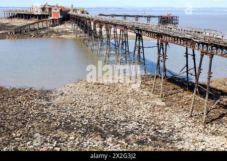 Weston Super Mare, Somerset, Regno Unito. 20 aprile 2024. Resti del molo di Birnbeck, Weston Super Mare. Crediti: Nidpor/Alamy Live News Foto Stock