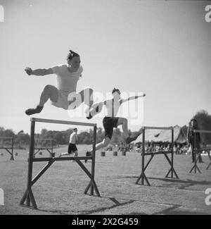 Durante la 21st Army Group Sports Day in Inghilterra, il personale militare è stato fotografato dal sergente Bert Hardy, evidenziando attività ricreative e sportive tra le forze armate nella seconda guerra mondiale Foto Stock