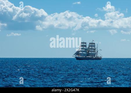 Storica nave francese a tre alberi Belem in mare Foto Stock