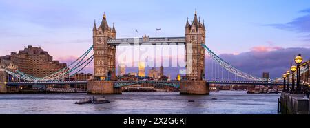 Londra, Regno Unito - 26 febbraio 2024: Vista panoramica del Tower Bridge a Londra al tramonto Foto Stock