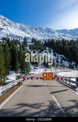 Barriera sulla strada del passo del Lucomagno in Svizzera - pericolo valanghe Foto Stock