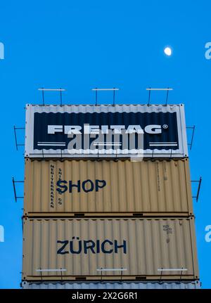 Zurigo, Svizzera - 3 marzo 2024: Il negozio e la torre container dell'azienda Freitag che produce borse alla moda con teloni riciclati per camion Foto Stock