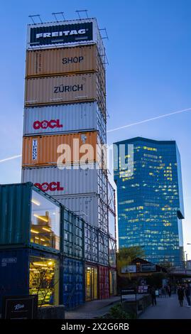 Zurigo, Svizzera - 3 marzo 2024: Il negozio e la torre portacontainer dell'azienda Freitag di fronte alla torre principale di Zurigo Foto Stock