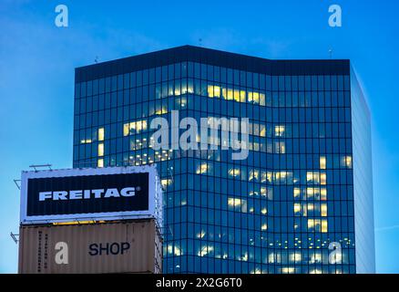 Zurigo, Svizzera - 3 marzo 2024: Il negozio e la torre portacontainer dell'azienda Freitag di fronte alla torre principale di Zurigo Foto Stock