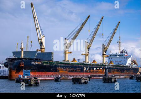 22 aprile 2024, Meclemburgo-Pomerania occidentale, Wismar: La nave da carico lunga 180 metri "Karlino" è caricata nel porto marittimo. Il porto di Wismar gestisce quasi sette milioni di tonnellate di merci ogni anno, principalmente fertilizzanti, sale per lo sbrinamento e rottami metallici oltre al legname. Foto: Jens Büttner/dpa Foto Stock