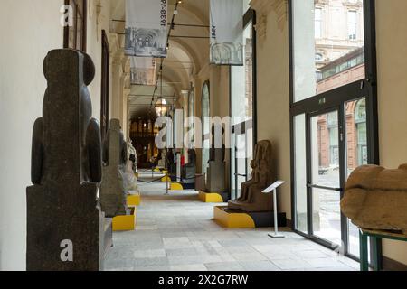 Il Museo Egizio di Torino sta attualmente esponendo una nuova mostra temporanea intitolata "verso la nuova Galleria dei Re". La mostra espone statue di dei e faraoni nella Galleria dei Re. L'Accademia delle Scienze e il Museo Egizio collaborano per offrire ai visitatori un'esperienza che ripercorre le origini del museo, che risale a 200 anni fa, quando le maestose sculture di faraoni e divinità arrivarono per la prima volta a Torino nel 1823, insieme a migliaia di altri manufatti della collezione Drovetti. Questi manufatti sono stati ospitati nell'edificio che ospita ancora Foto Stock