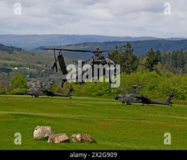 Baumholder, Germania. 17 aprile 2024. Elicotteri d'attacco Apache AH-64E dell'esercito statunitense con il 1st Battalion, 3rd Aviation Regiment decollano da un aeroporto temporaneo sulla Baumholder Maneuver Training area, 17 aprile 2024, a Baumholder, Germania. Crediti: Ruediger Hess/US Army Photo/Alamy Live News Foto Stock