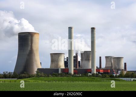 Grevenbroich, Nordrhein-Westfalen, Deutschland - RWE Power AG Kraftwerk Neurath, Braunkohlekraftwerk am RWE Braunkohletagebau Garzweiler. Grevenbroich Nordrhein-Westfalen Deutschland *** Grevenbroich, Renania settentrionale-Vestfalia, Germania RWE Power AG centrale elettrica di Neurath, centrale elettrica a lignite presso RWEs Garzweiler miniera di lignite a cielo aperto Grevenbroich Renania settentrionale-Vestfalia Germania Foto Stock