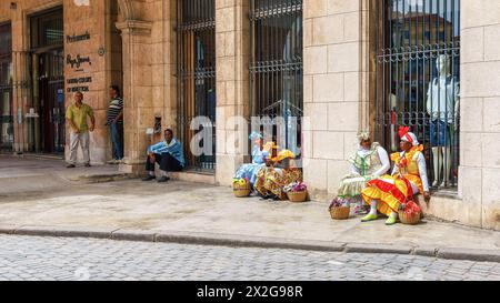 Donne cubane in abbigliamento tradizionale, intrattenitori a l'Avana Vecchia, Cuba Foto Stock