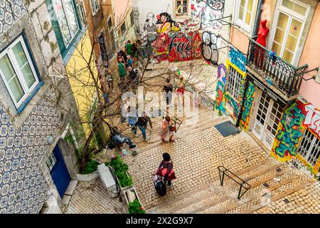 Strade Picruresque del quartiere Alfama di Lisbona. Portogallo. Foto Stock