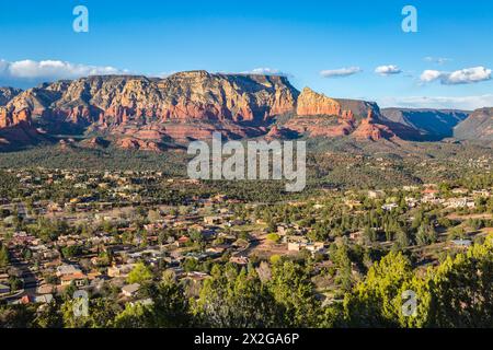 La città di Sedona, Arizona, in una valle circondata da rocce calcaree rosse. Foto Stock