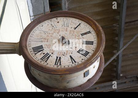 Orologio antico della stazione ferroviaria senza mani stile vintage indossato con il tempo Foto Stock