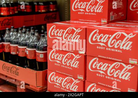 Melun - Francia - 20 aprile 2024: Veduta di un'esposizione di bottiglie di coca cola in un supermercato Foto Stock