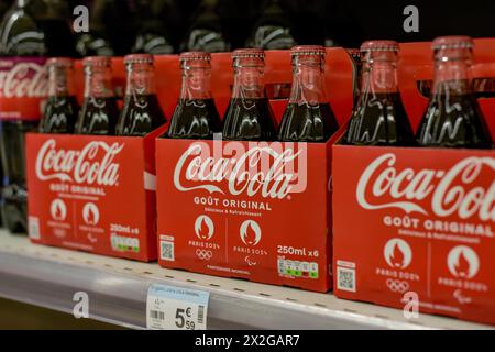 Melun - Francia - 20 aprile 2024: Veduta di un'esposizione di bottiglie di coca cola in un supermercato Foto Stock