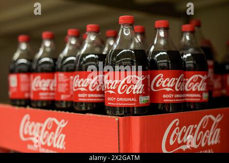 Melun - Francia - 20 aprile 2024: Veduta di un'esposizione di bottiglie di coca cola in un supermercato Foto Stock