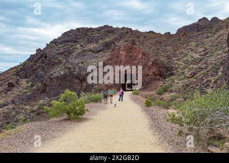 Visitatori che camminano lungo l'Historic Railroad Trail nel deserto vicino al lago Mead vicino a Boulder City, Nevada Foto Stock