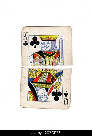 Strappate metà di carte da gioco vintage che mostrano una regina e un re di club su uno sfondo bianco. Foto Stock