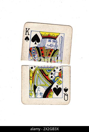 Metà strappate di carte da gioco vintage che mostrano un re e una regina di picche su sfondo bianco. Foto Stock