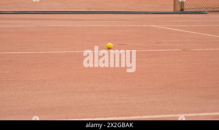 Palla da tennis su campo con strisce bianche Foto Stock