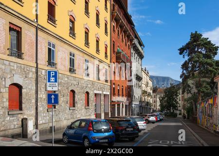 Ginevra, Svizzera - 5 aprile 2024: Via a Ginevra, vecchie case con facciate colorate, auto parcheggiate Foto Stock