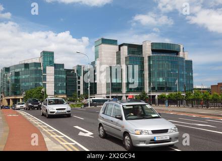 DUBLINO - 12 GIUGNO: Ponte Matt Talbot e International Financial Services Centre il 12 giugno 2010 a Dublino. Talbot Memorial Bridge costruito nel 1978 e. Foto Stock