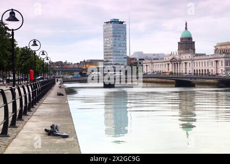 Ponti vicino alla dogana, banchina del fiume Liffey a Dublino, Irlanda Foto Stock