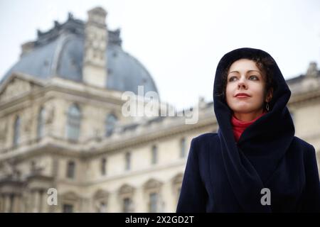 PARIGI - DICEMBRE 31: Giovane donna da vicino si erge nel cortile del Louvre, 31 dicembre 2009, Parigi, Francia. Attualmente, il Louvre - è uno dei t Foto Stock