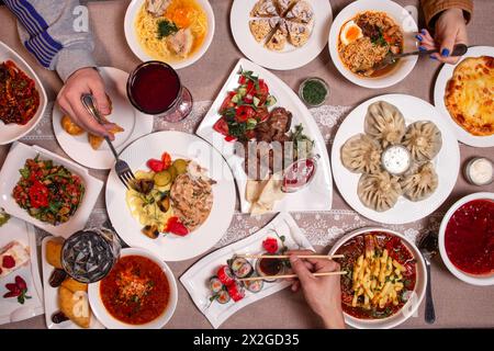 Un buffet variegato con piatti tradizionali da tutto il mondo, che mostrano il patrimonio culinario di varie culture. Foto Stock