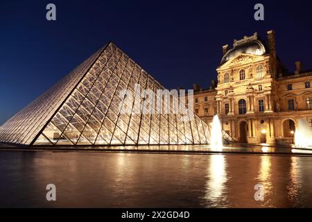 PARIGI - 1° GENNAIO: Vista sulla Piramide del Louvre e sul Pavillon Rishelieu in serata, 1° gennaio 2010, Parigi, Francia. Peso della piramide: Circa 180 tonnellate. Foto Stock