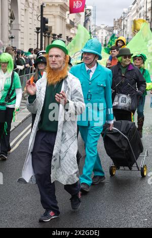Folle che celebrano la sfilata di San Patrizio a Londra Foto Stock