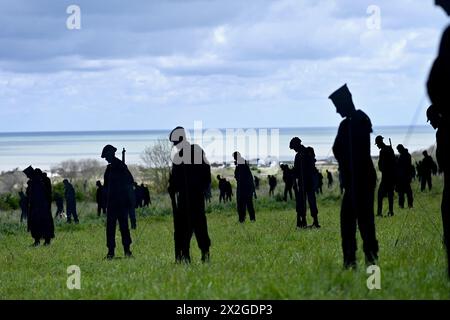 Ver Sur Mer, Francia. 22 aprile 2024. Sbarco in Normandia 1 475 statue di soldati morti installate al British Memorial di Ver-sur-Mer, Normandia, Francia, il 22 aprile 2024. In previsione del 80° anniversario dello sbarco del D Day, al memoriale di Ver sur Mer sono state piantate 1 475 2 m di altezza, che rappresentano i soldati uccisi il 6 giugno 1944 sotto il comando britannico. Foto di Franck Castel/ABACAPRESS.COM credito: Abaca Press/Alamy Live News Foto Stock