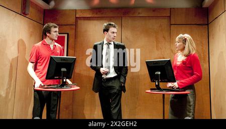 l-r: Tom Basden, Pip Carter (Joseph K), Sian Brooke in JOSEPH K di Tom Basden al Gate Theatre, Londra W11 17/11/2010 dopo il progetto di Kafka 'The Trial': Chloe Lamford illuminazione: Charles Balfour regista: Lyndsey Turner Foto Stock