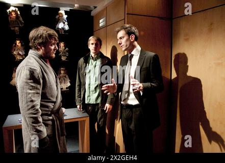 l-r: Tim Key, Tom Basden, Pip Carter (Joseph K) in JOSEPH K di Tom Basden al Gate Theatre, Londra W11 17/11/2010 dopo il design di Kafka 'The Trial': Chloe Lamford illuminazione: Charles Balfour regista: Lyndsey Turner Foto Stock