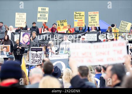 I manifestanti anti anti-vaccino si riuniscono per la loro dimostrazione DELLA VERITÀ a Trafalgar Square, Londra. Foto Stock