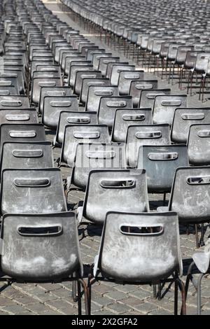 Molte file di sedie grigie in plastica all'aperto Foto Stock